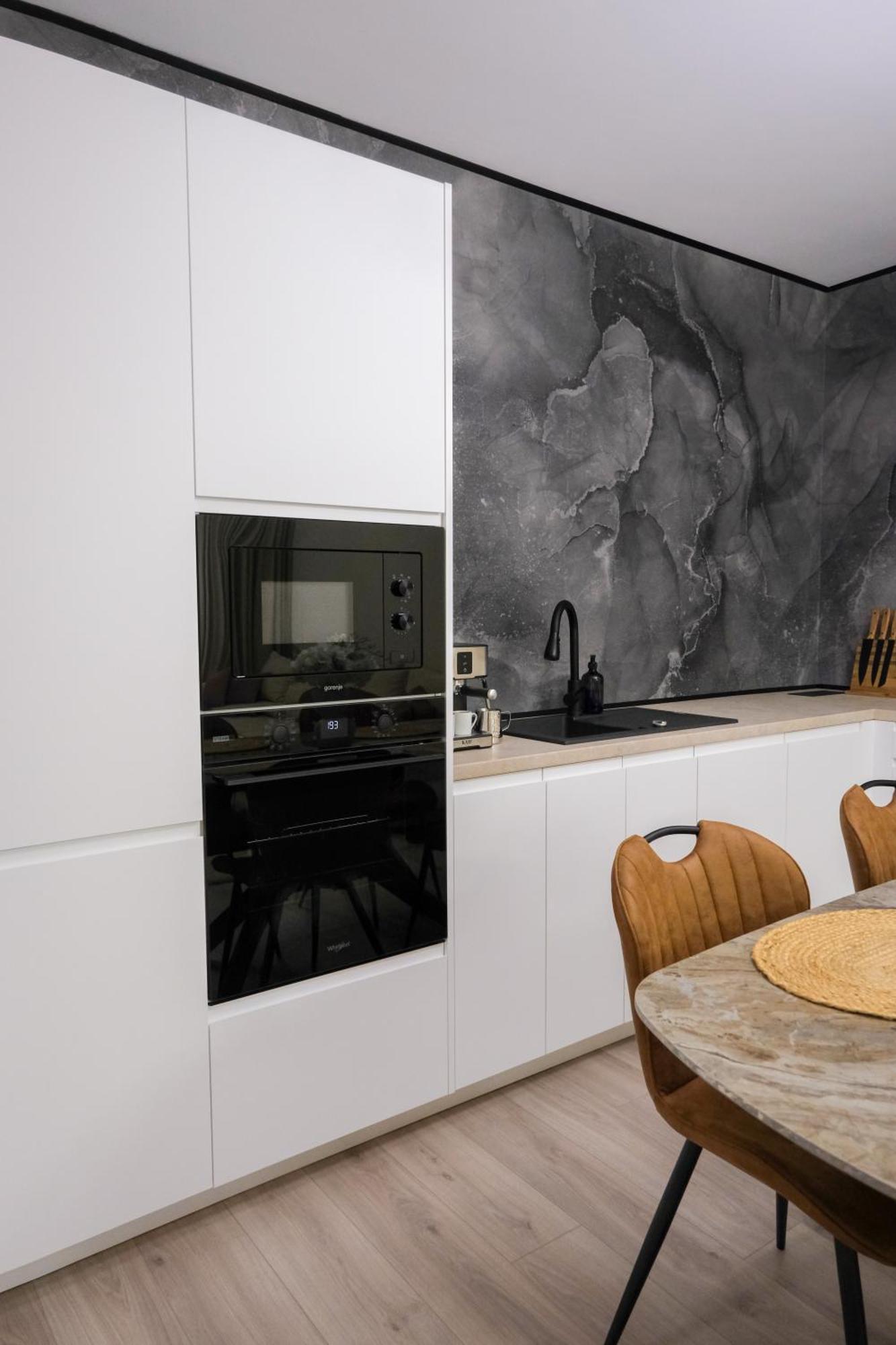 Apartment Modern 2-room Apartment, Free Underground Parking