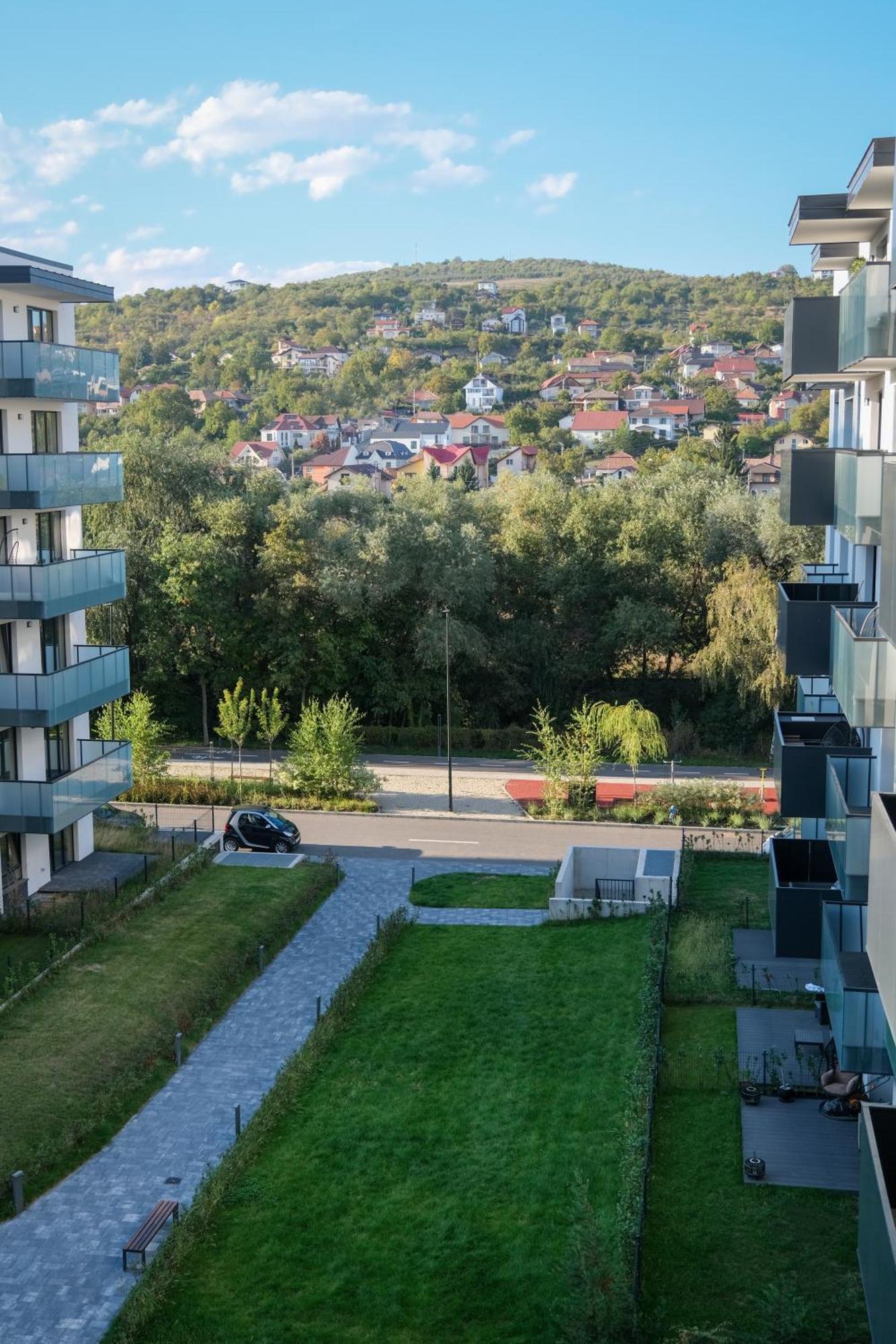 Modern 2-room Apartment, Free Underground Parking