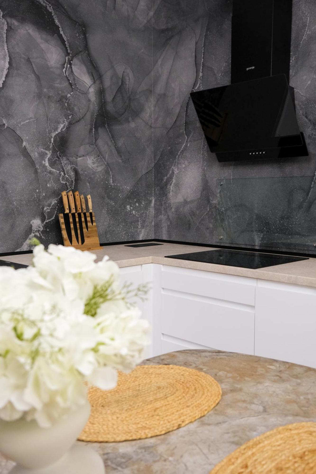 Modern 2-room Apartment, Free Underground Parking Apartment