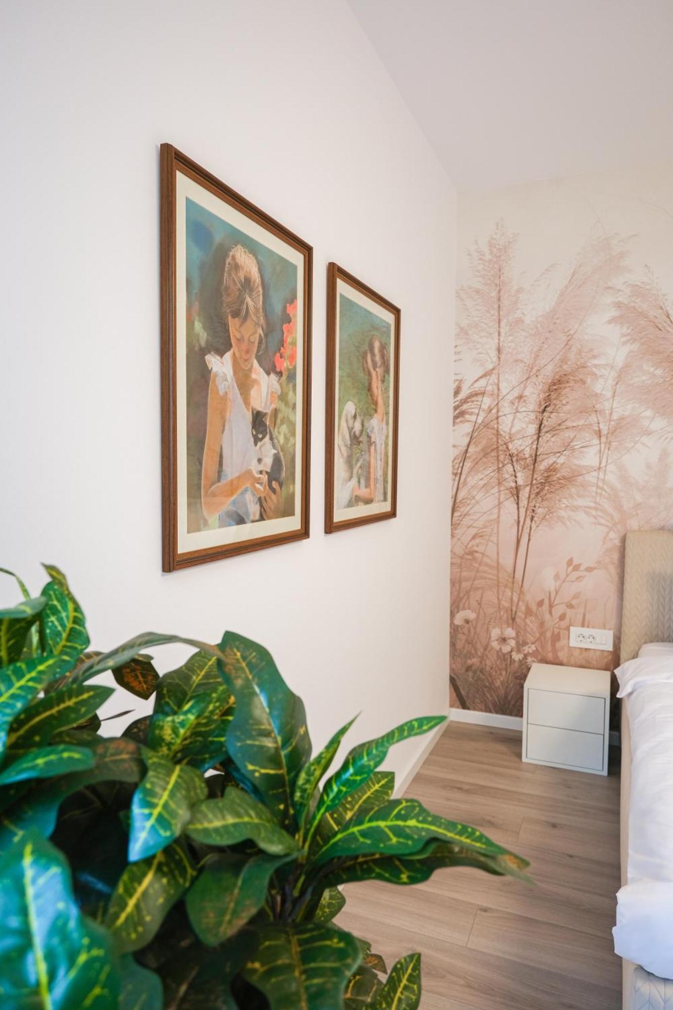 Modern 2-room Apartment, Free Underground Parking *