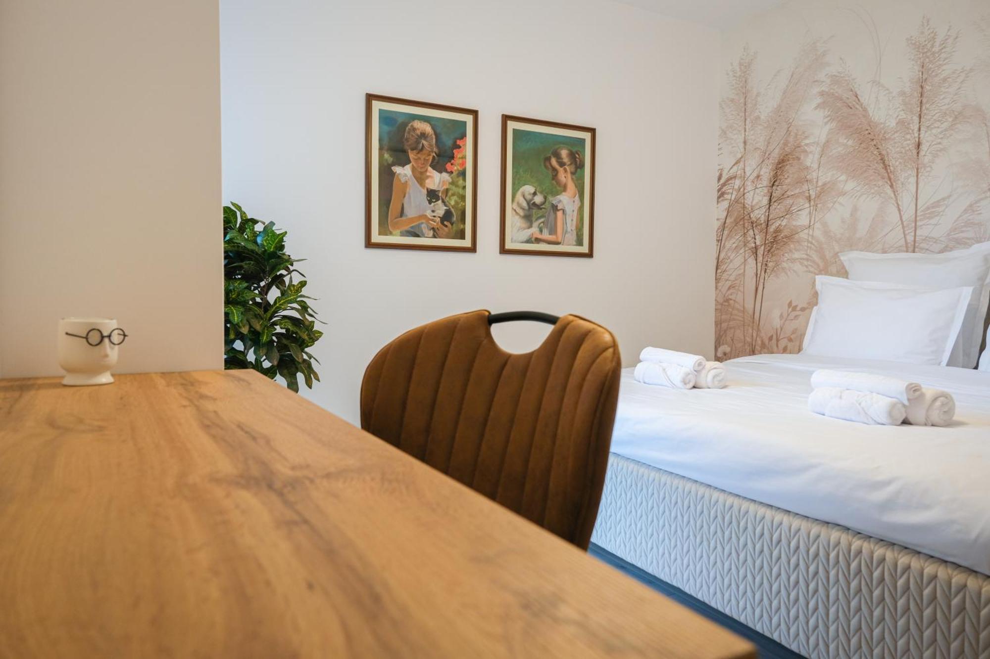 Modern 2-room Apartment, Free Underground Parking Apartment *